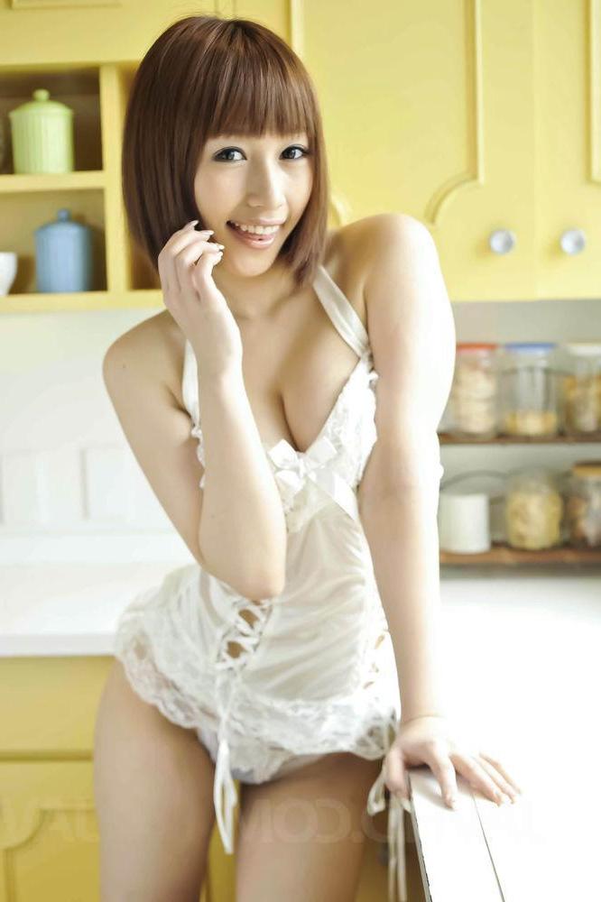 15P La rousse japonaise Tiara Ayase a ses collants déchirés pendant les rapports sexuels.