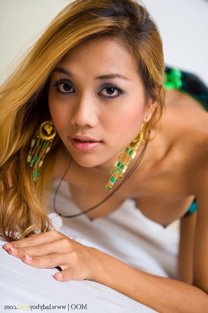 15P Ladyboy Gold performed by Moo Nude Images