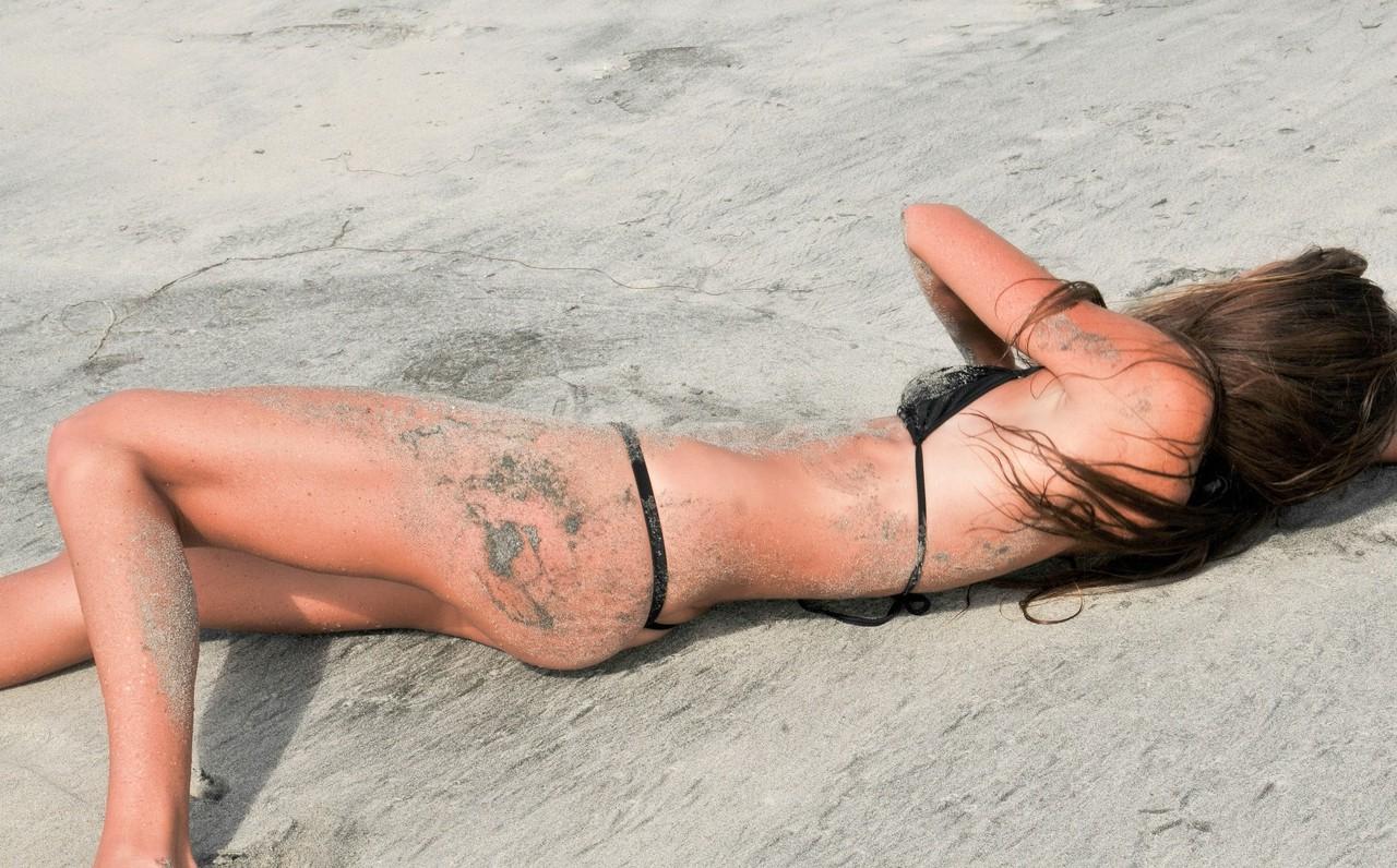 20P A alta pornstar Sofie Marie mostra sua bunda grande e minúscula na praia