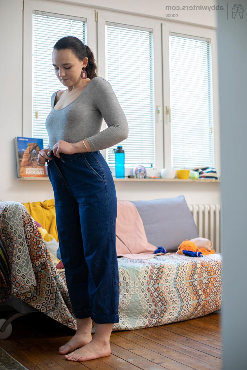 20P Das Amateurbaby Katia D zeigt ihre kleinen Brüste und ihre haarige Muschi und zieht sich dann an