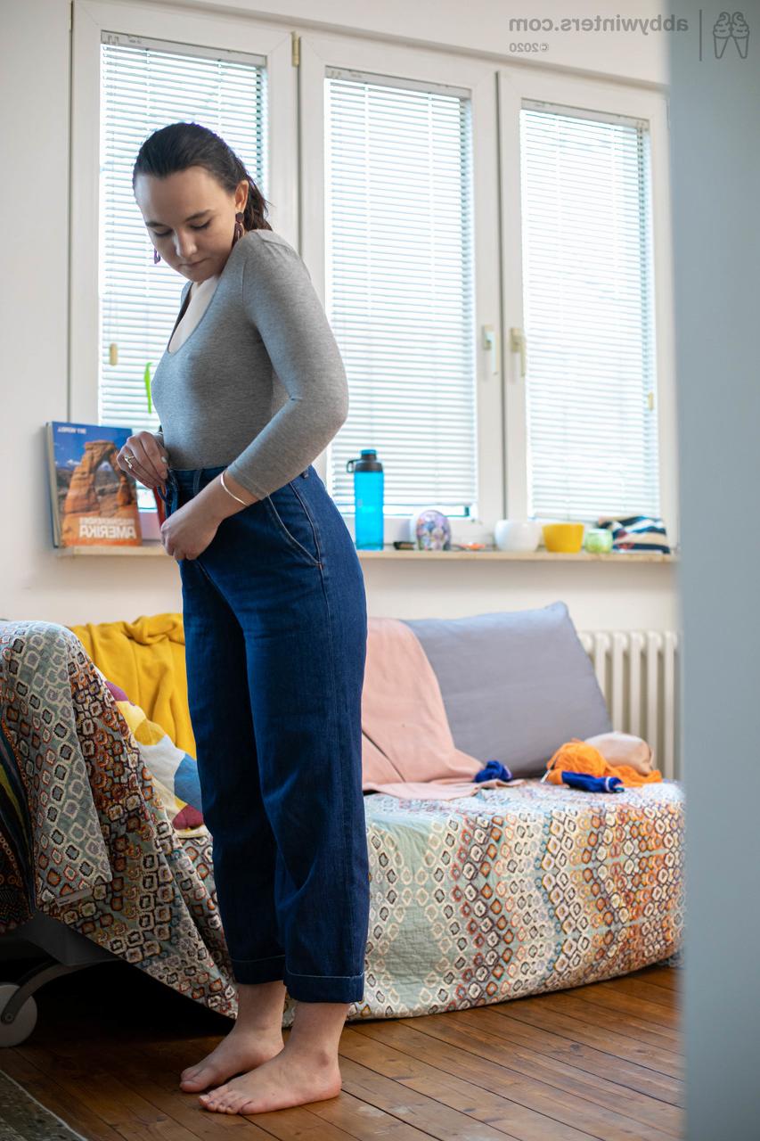 20P Das Amateurbaby Katia D zeigt ihre kleinen Brüste und ihre haarige Muschi und zieht sich dann an