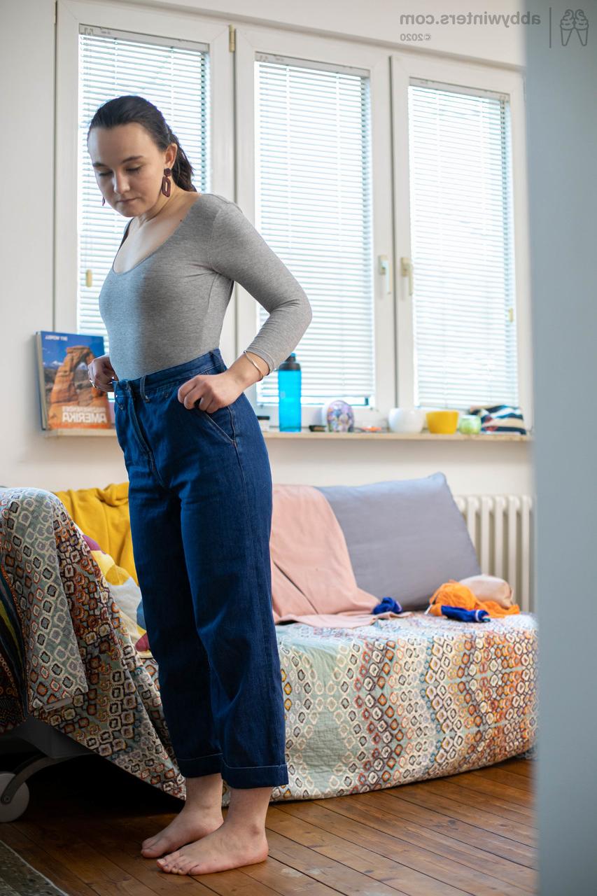 20P Das Amateurbaby Katia D zeigt ihre kleinen Brüste und ihre haarige Muschi und zieht sich dann an
