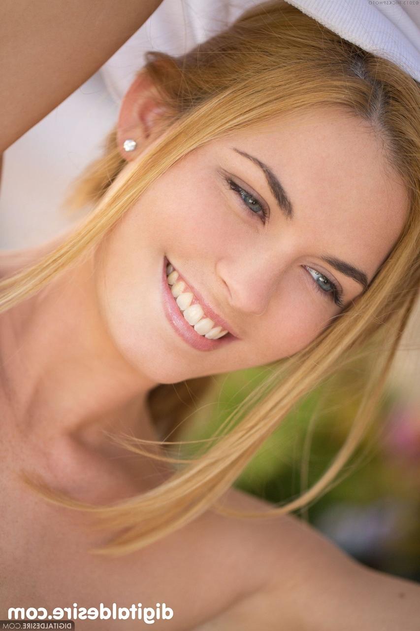 20P A adorável gata Bailey Rayne fica totalmente nua e espalha sua doce buceta raspada