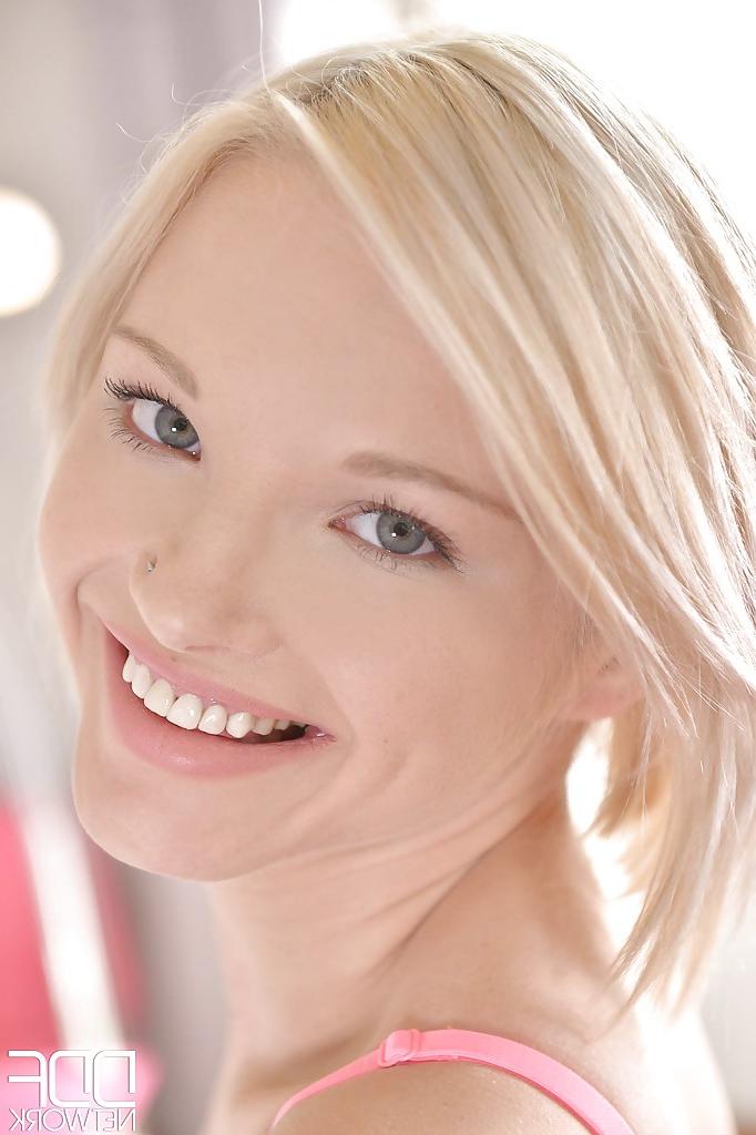 16P La jolie blonde européenne Zazie Skymm enlève sa culotte pour se masturber la chatte d'une jeune.