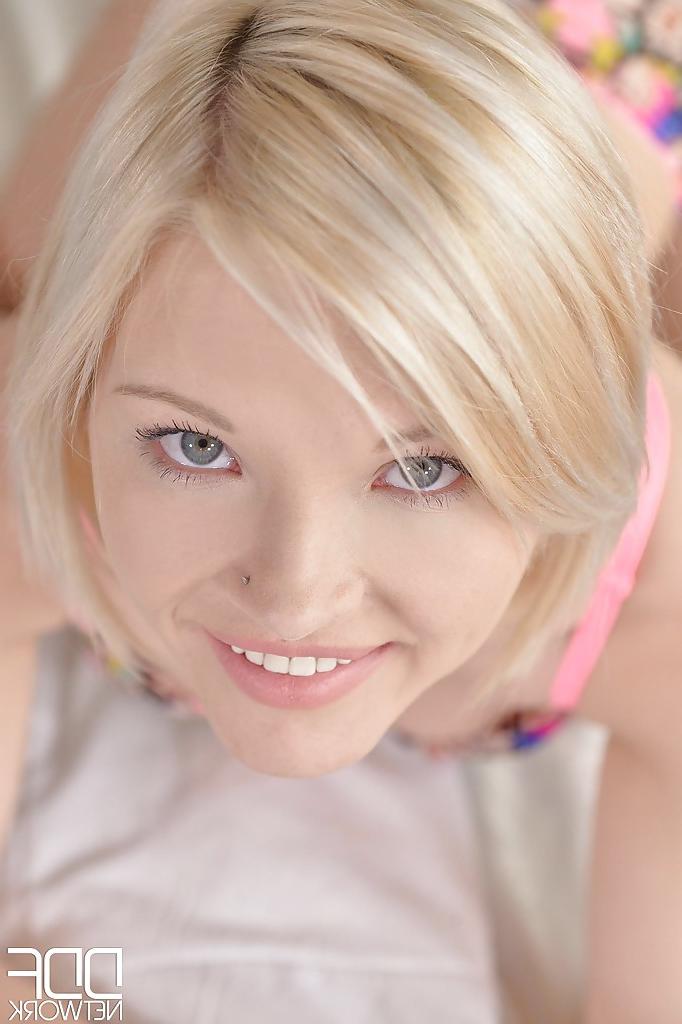 16P La jolie blonde européenne Zazie Skymm enlève sa culotte pour se masturber la chatte d'une jeune.