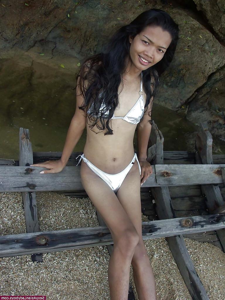 12P Pequeña travesti asiática morena masturbándose en bragas al aire libre