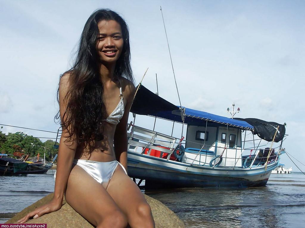 12P Pequeña travesti asiática morena masturbándose en bragas al aire libre