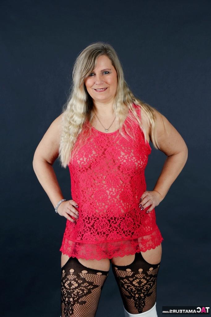 20P Die ältere Amateurin Sweet Susi lässt ihren dicken Körper in OTK-Stiefeln und Strümpfen frei