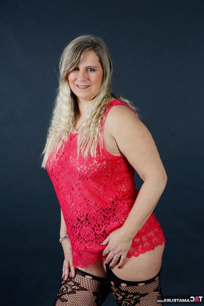 20P Die ältere Amateurin Sweet Susi lässt ihren dicken Körper in OTK-Stiefeln und Strümpfen frei