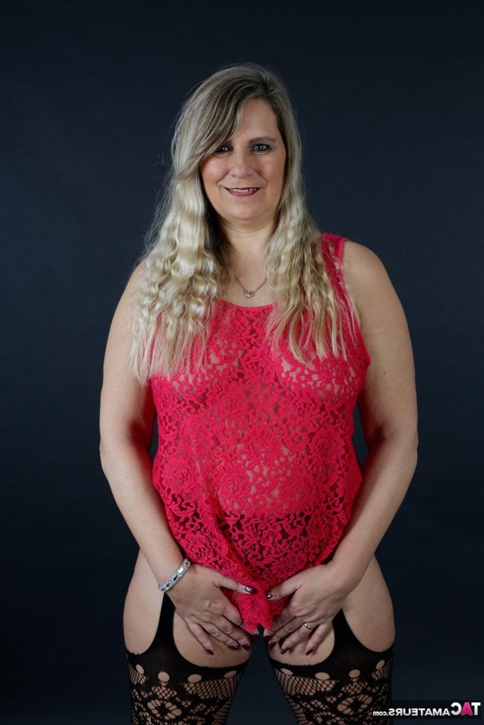 20P Die ältere Amateurin Sweet Susi lässt ihren dicken Körper in OTK-Stiefeln und Strümpfen frei