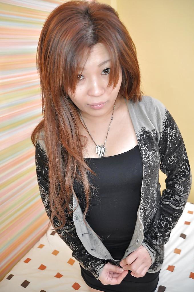 16P Noriko asiática joven desagradable desnudándose las tetas y el culo dulce también