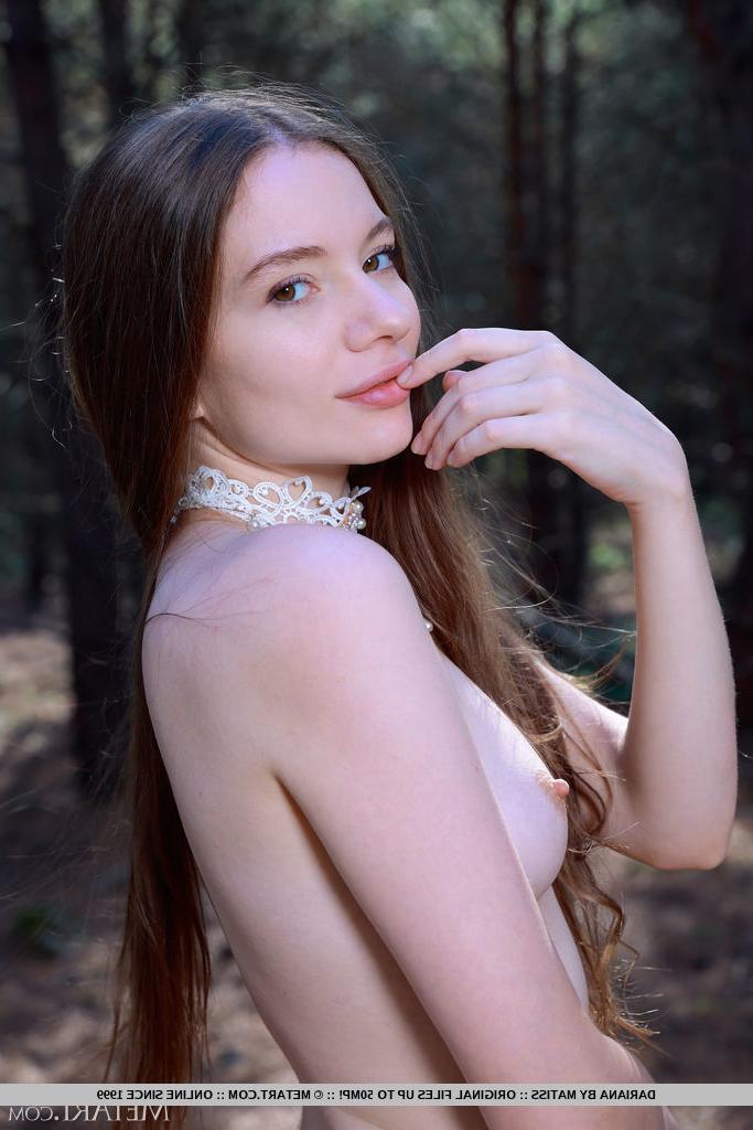 18P A doce jovem Dariana tira luvas transparentes de ópera para ficar nua na floresta