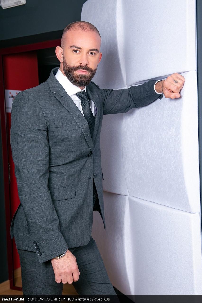 20P Les partenaires commerciaux gays Bruno Max et Sir Peter baisent analement au bureau