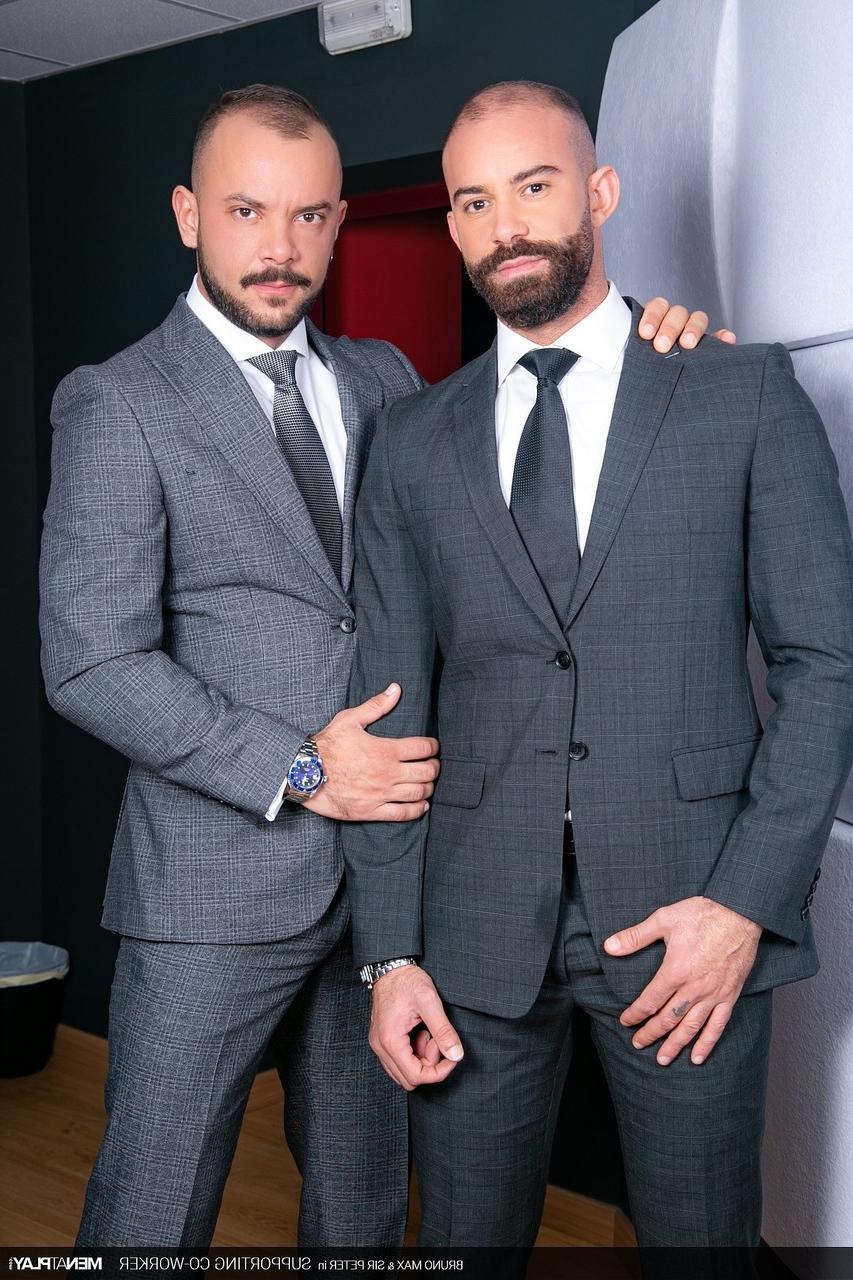 20P Les partenaires commerciaux gays Bruno Max et Sir Peter baisent analement au bureau