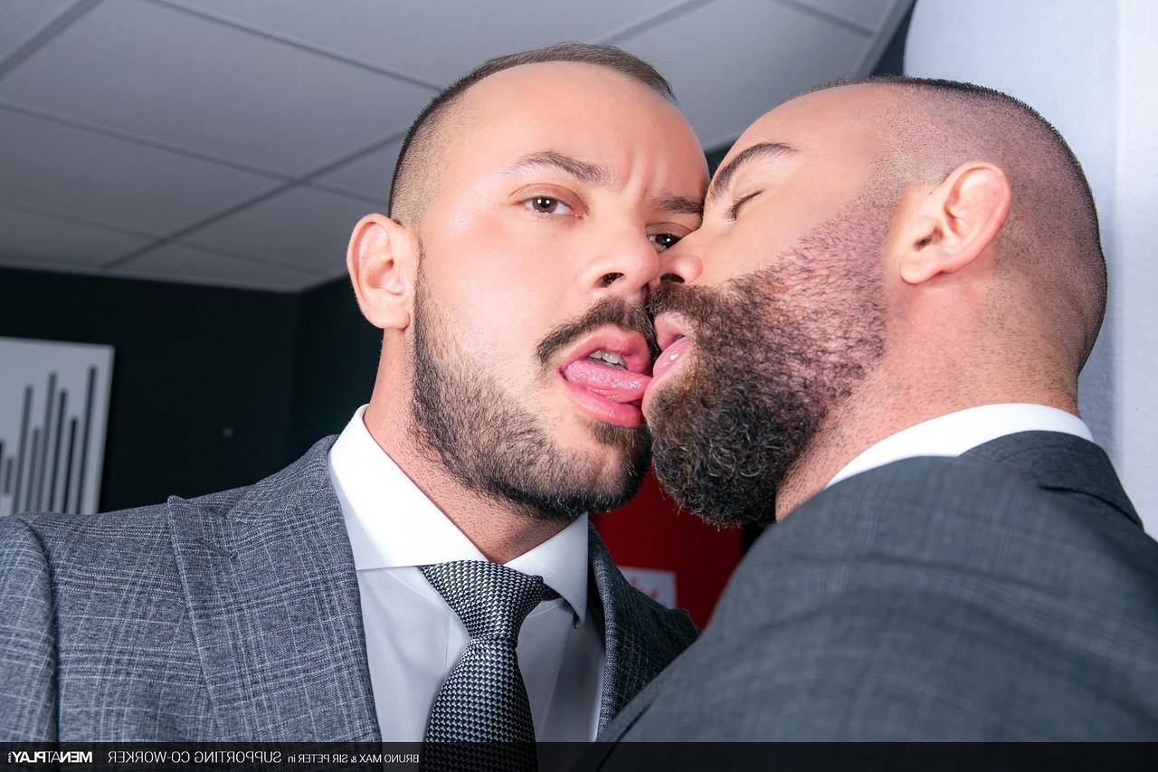20P Les partenaires commerciaux gays Bruno Max et Sir Peter baisent analement au bureau