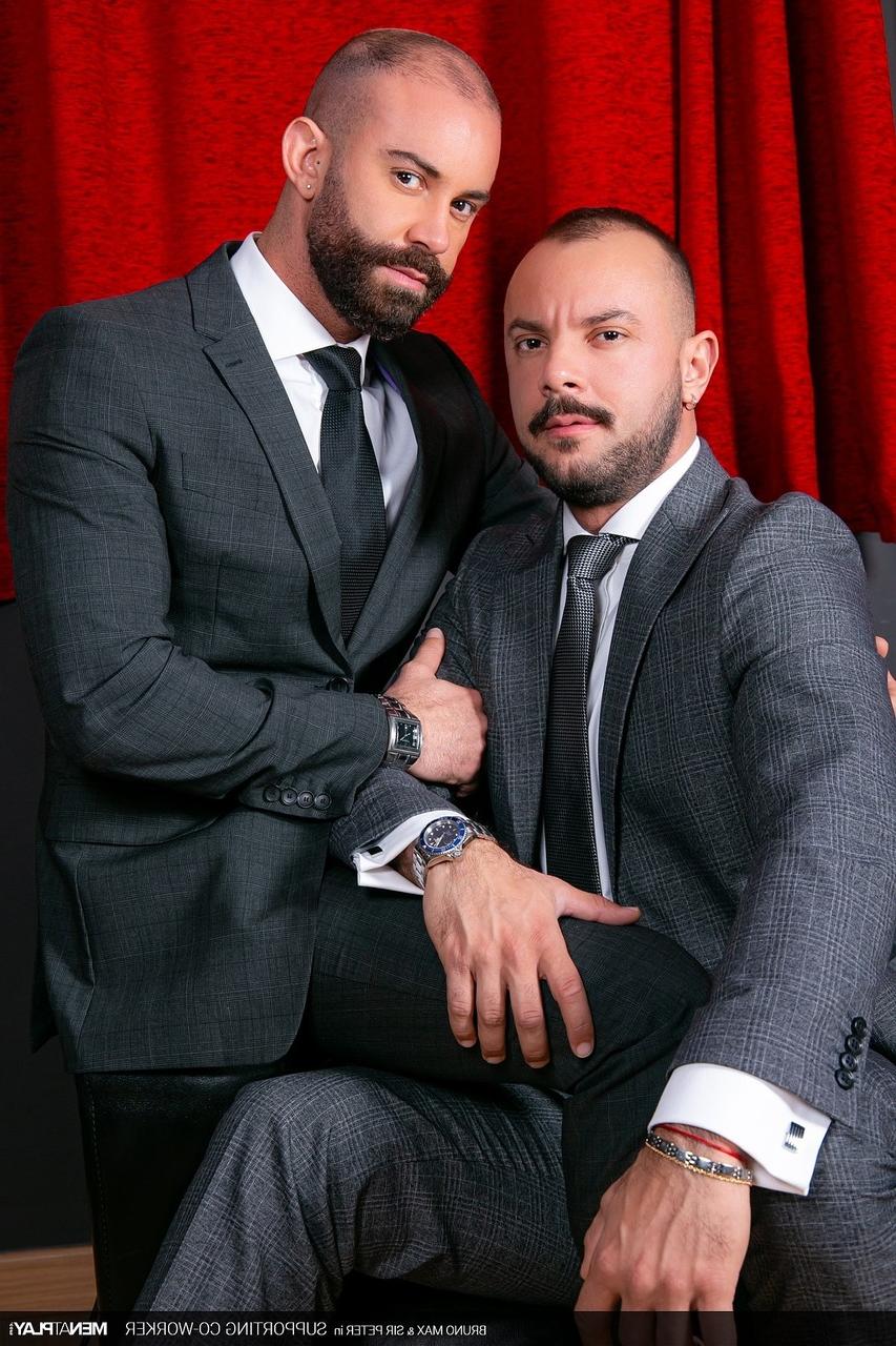 20P Les partenaires commerciaux gays Bruno Max et Sir Peter baisent analement au bureau