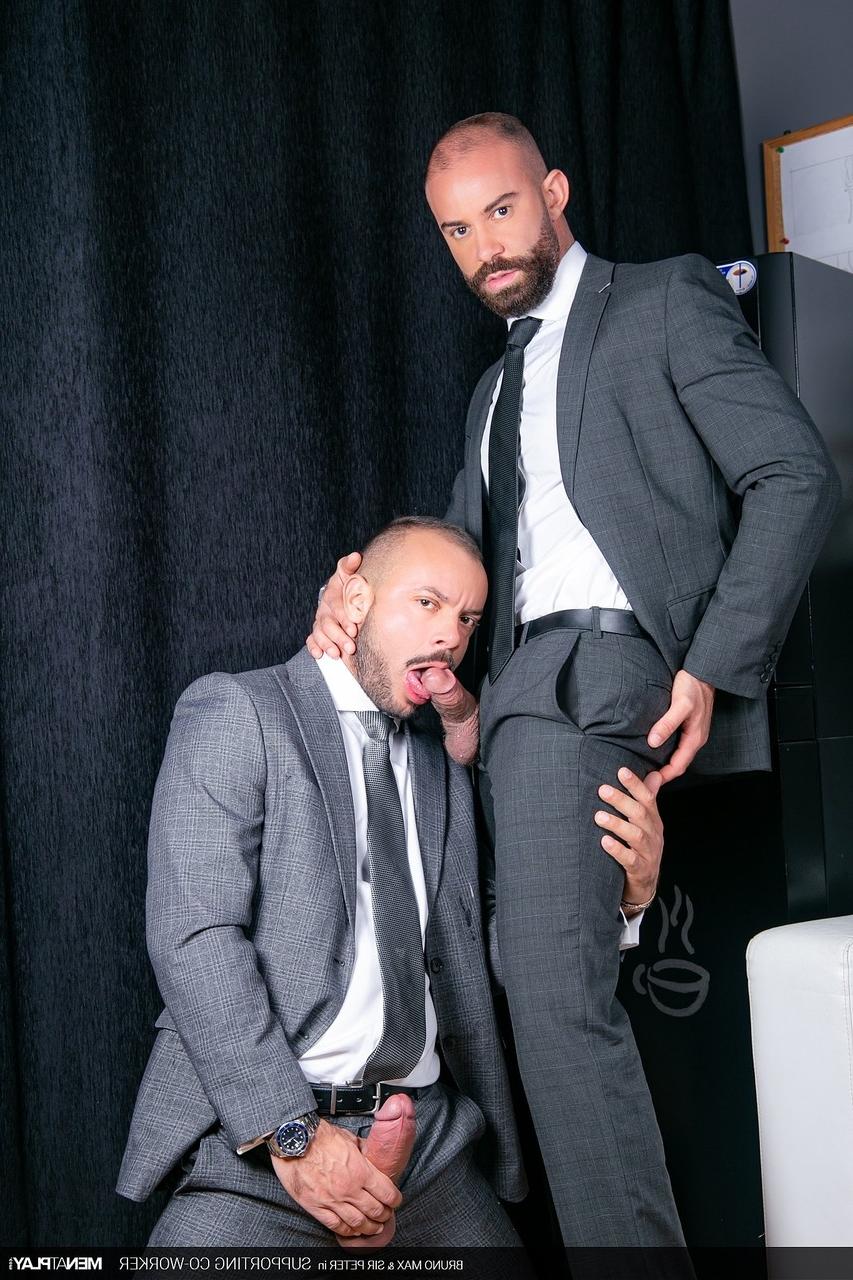 20P Les partenaires commerciaux gays Bruno Max et Sir Peter baisent analement au bureau