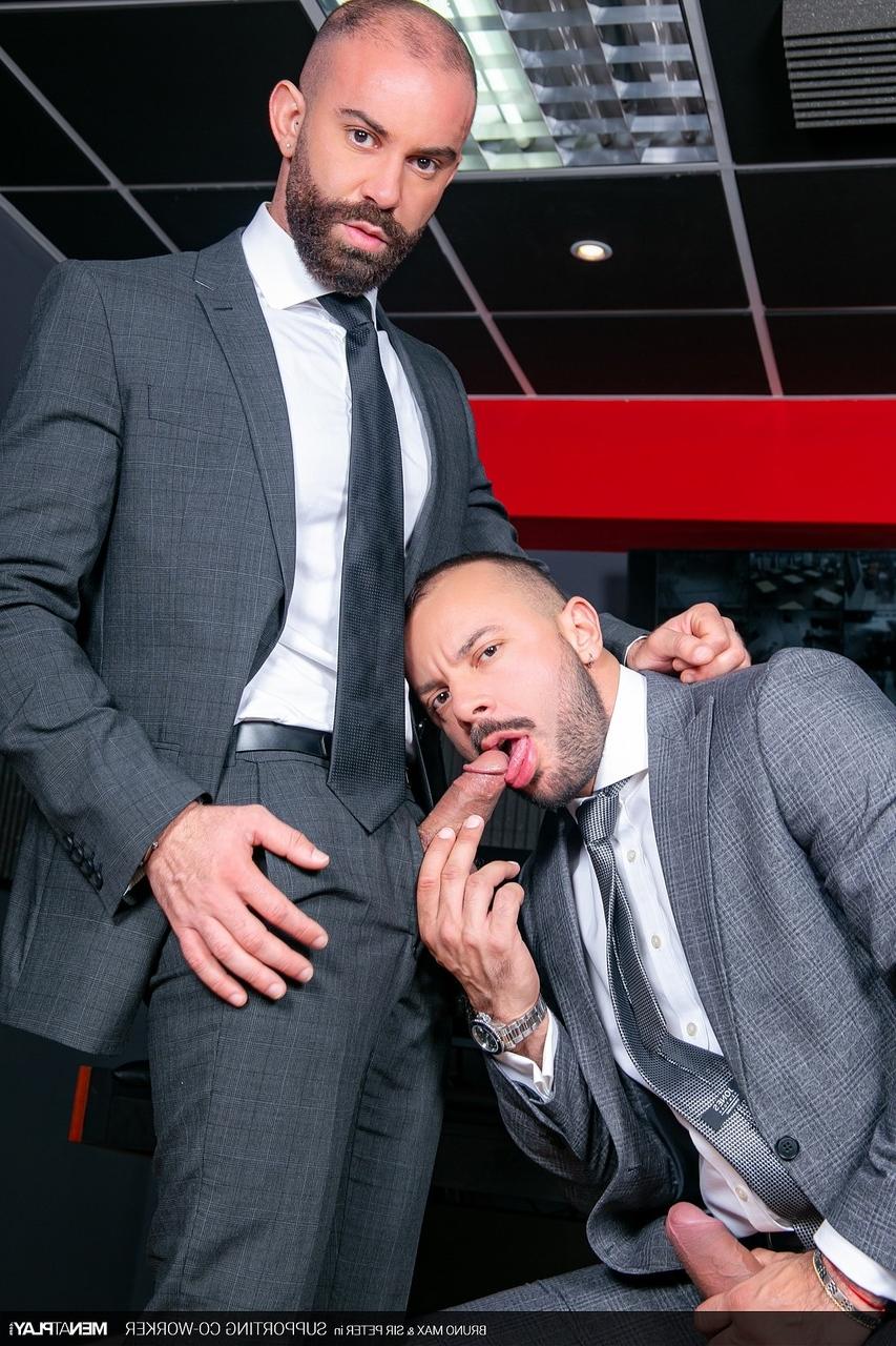 20P Les partenaires commerciaux gays Bruno Max et Sir Peter baisent analement au bureau