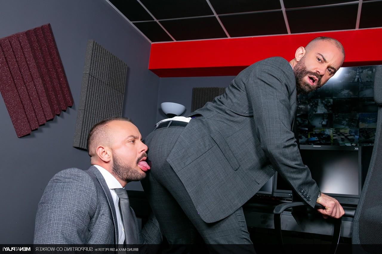 20P Les partenaires commerciaux gays Bruno Max et Sir Peter baisent analement au bureau