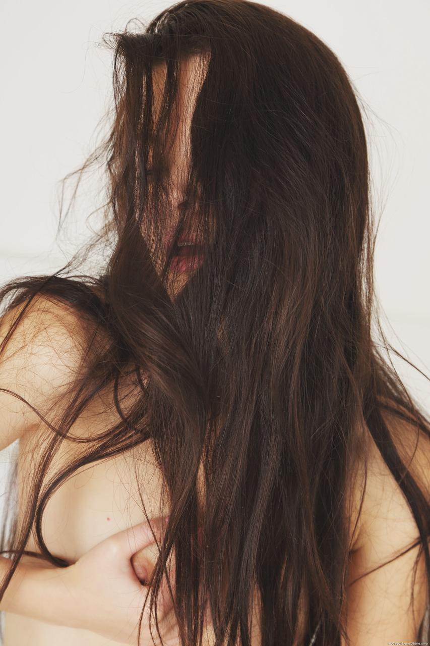 20P A adolescente morena sexy Amelie B brinca com sua bunda grande enquanto posa e tira
