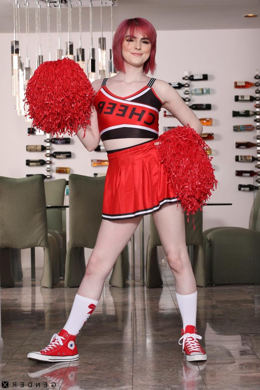 20P Die transsexuelle Cheerleaderin Ella Hollywood nimmt einen intensiven IR-Doggystyle-Bumsen hin