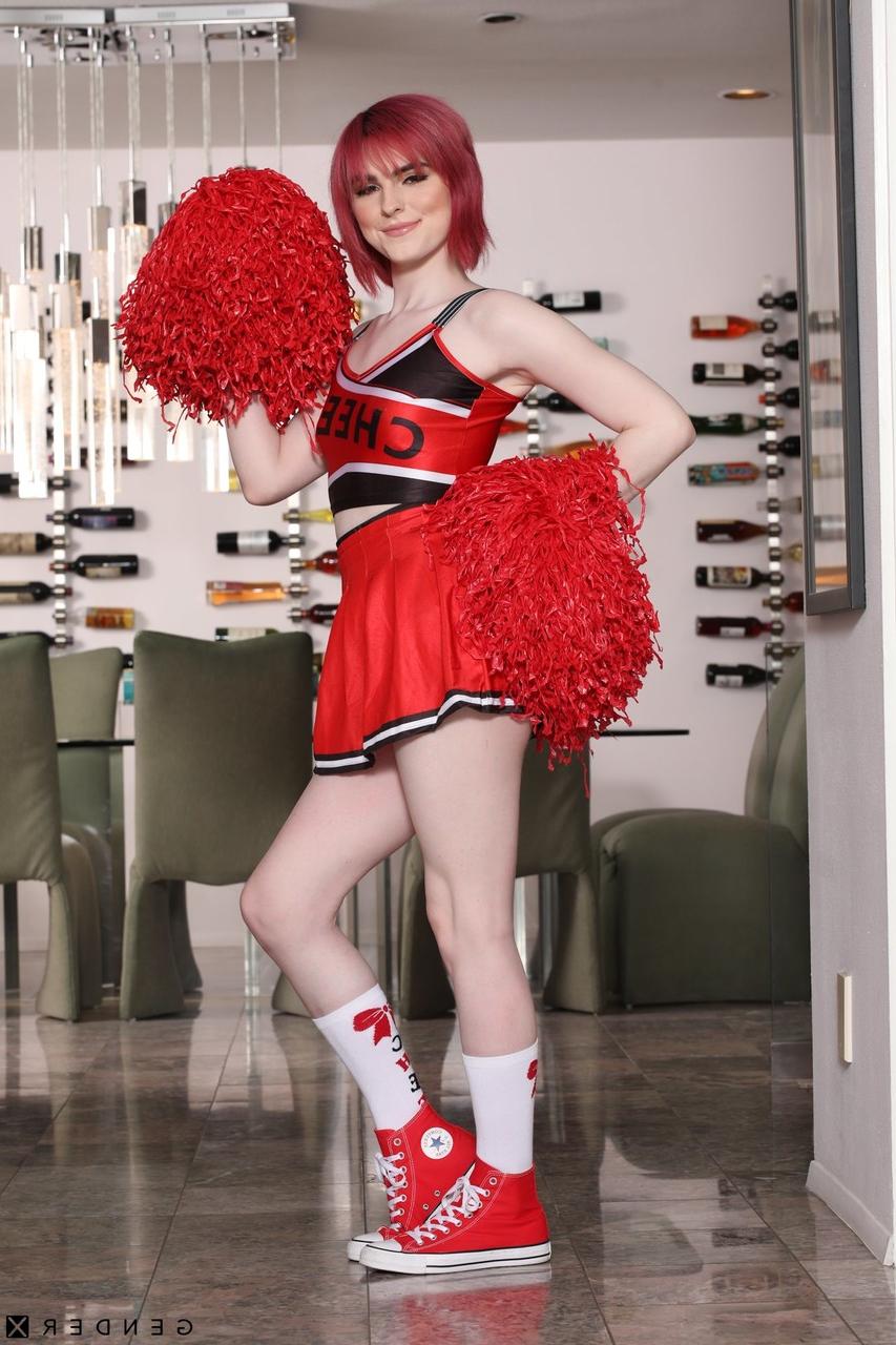 20P Die transsexuelle Cheerleaderin Ella Hollywood nimmt einen intensiven IR-Doggystyle-Bumsen hin