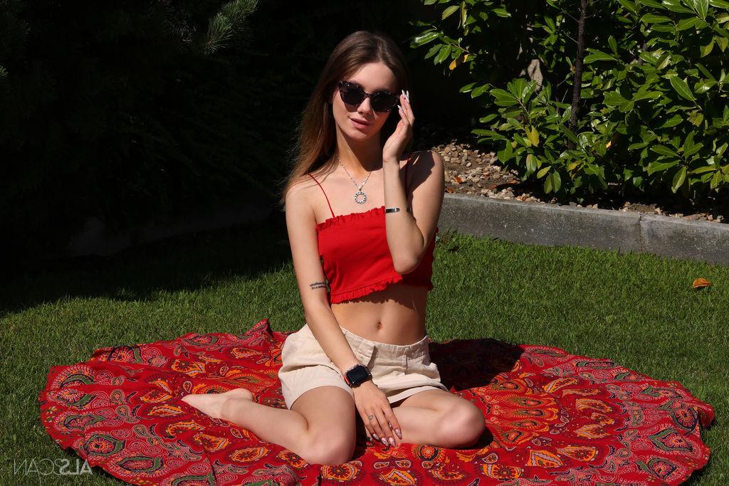 16P A adolescente morena Liz Ocean fica nua em um quintal enquanto usava óculos escuros