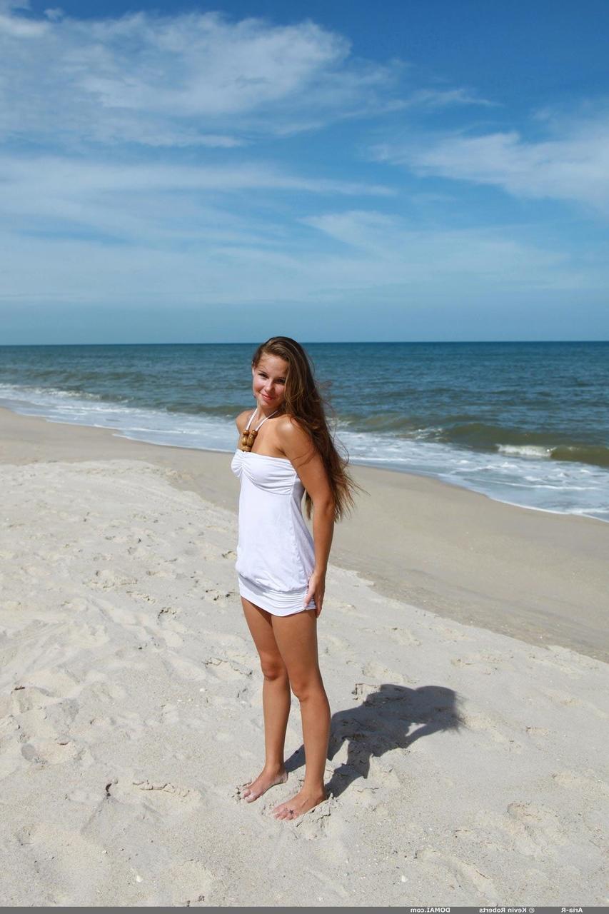 16P La pequeña joven aria r retozando desnuda en la playa mostrando sus turgentes tetas