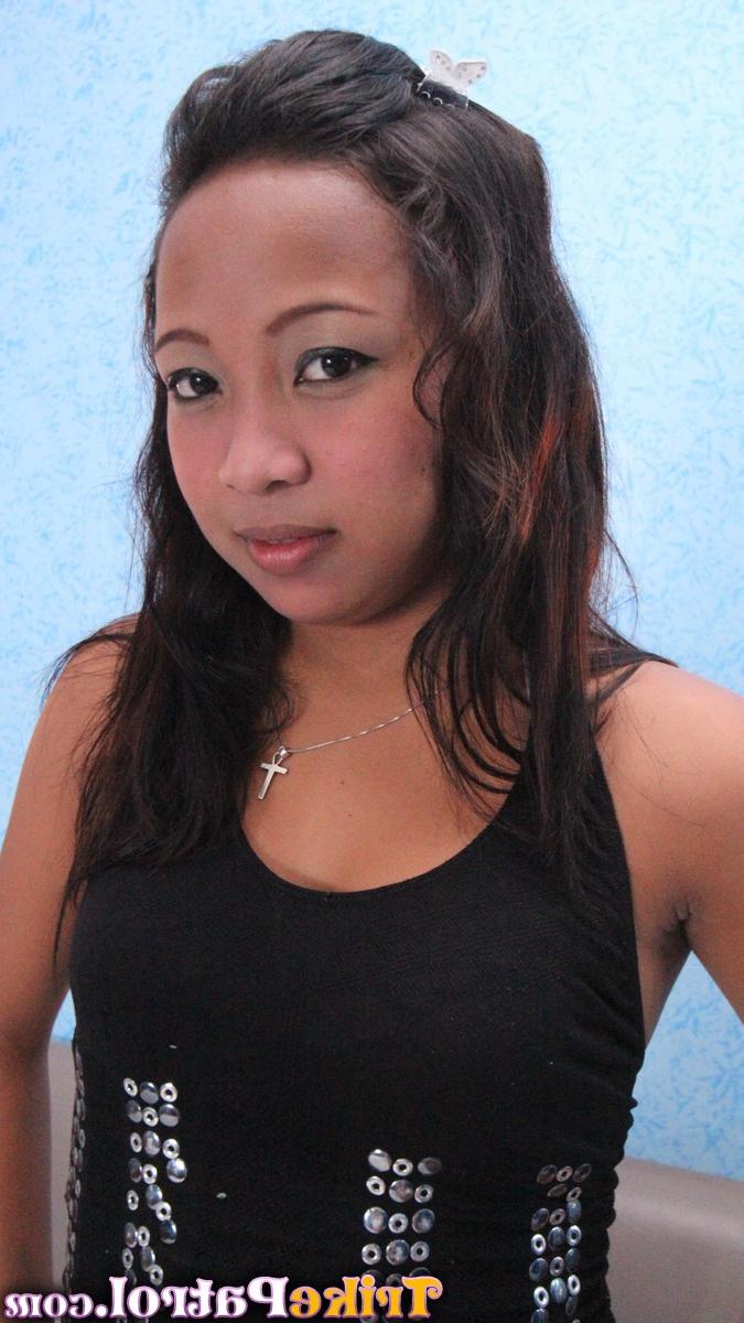 15P Das kaum legale asiatische Mädchen Fhae zeigt selbstbewusst ihre glatte Muschi nackt