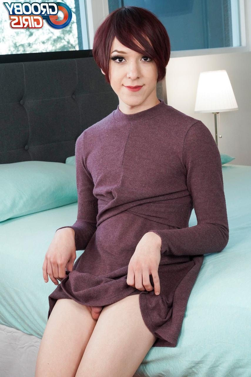 16P Travesti de cabelos curtos Patrice Hepburn revela seu pau duro e bunda grande