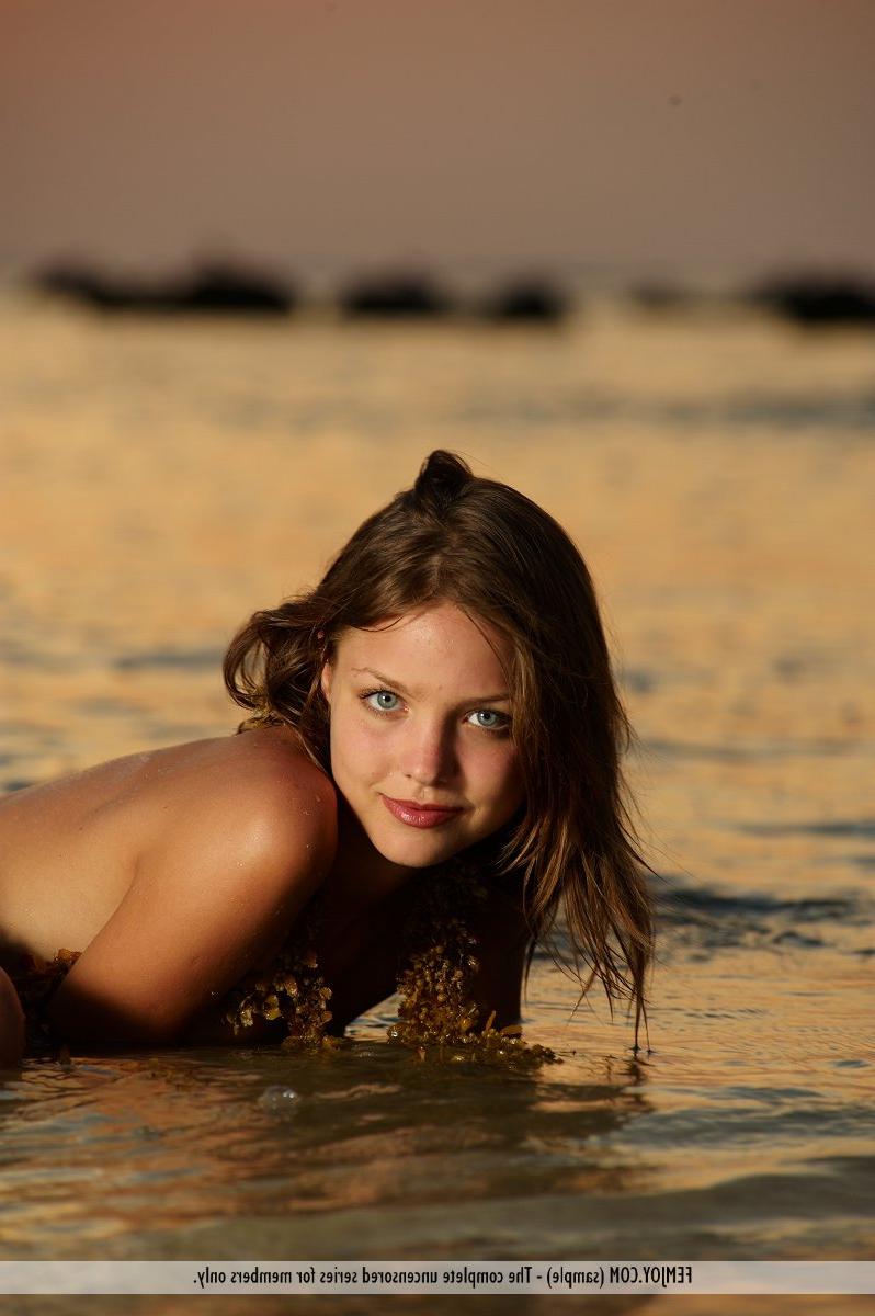 16P A linda garota Amelie faz ótimas poses nuas ao pôr do sol no oceano