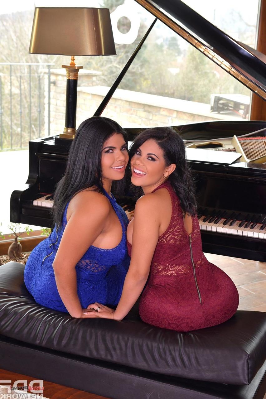 20P Die molligen Lesben Sheila Ortega und Kesha Ortega ficken sich gegenseitig mit Dildos