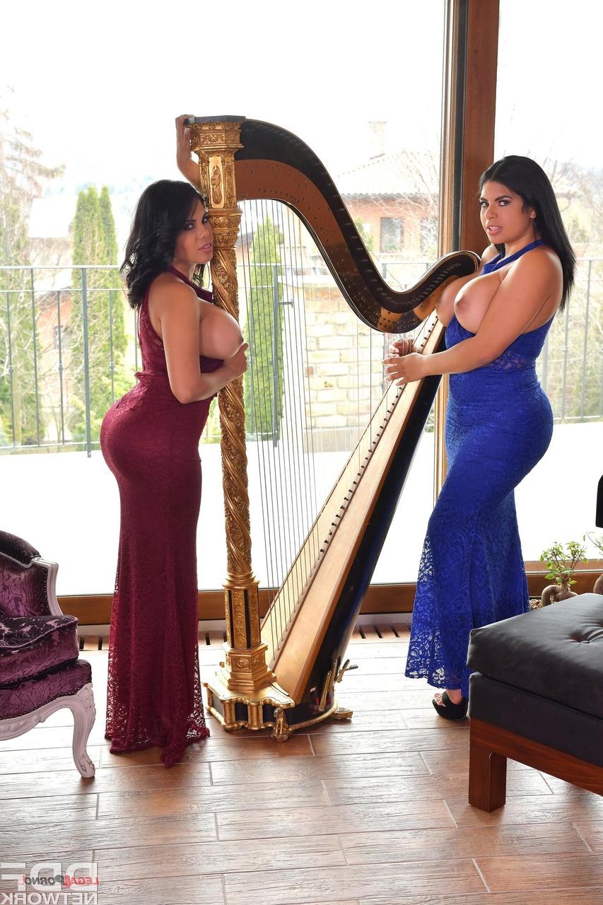 20P Die molligen Lesben Sheila Ortega und Kesha Ortega ficken sich gegenseitig mit Dildos