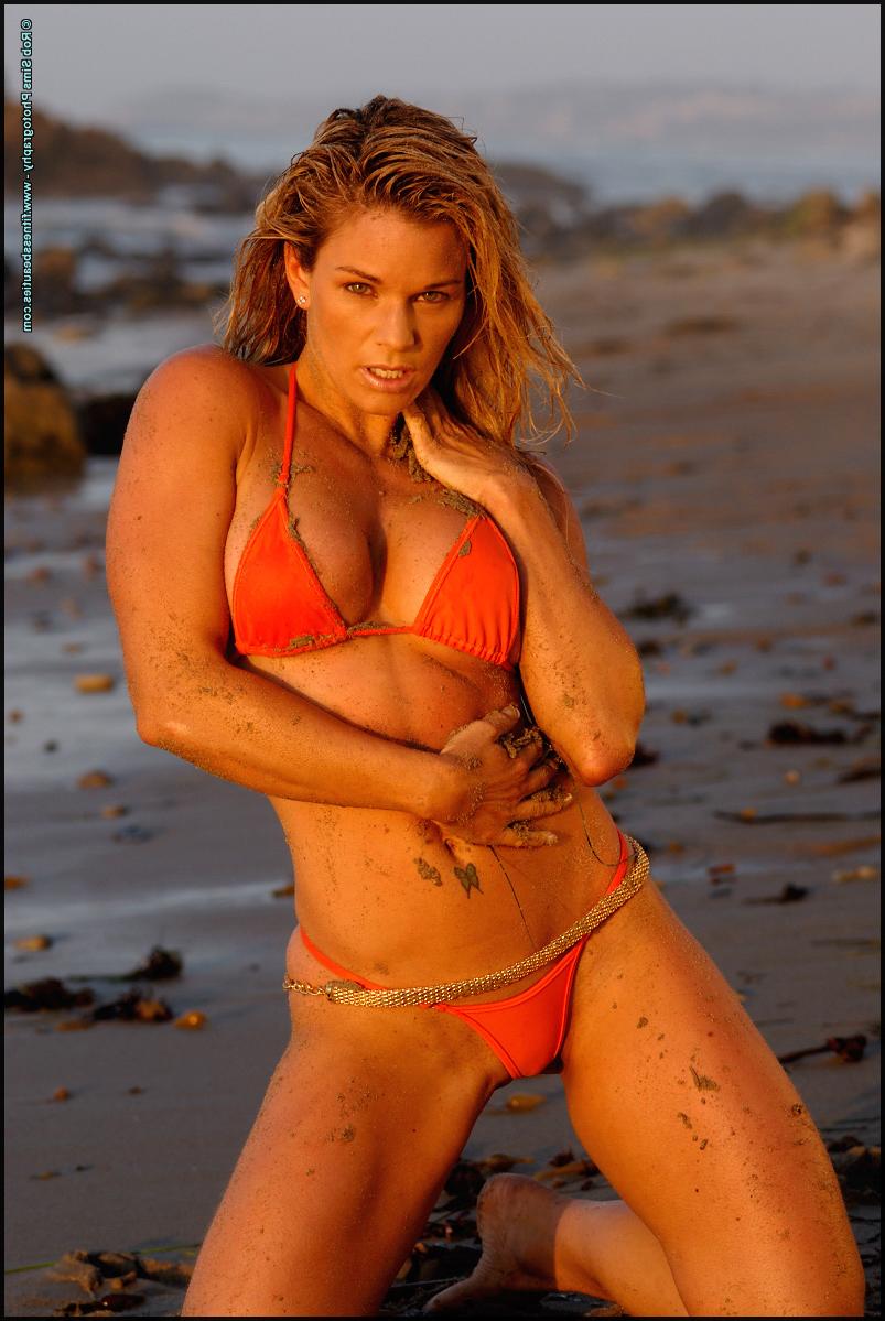 15P Le mannequin de fitness Michele Levesque prend de superbes poses à la plage en bikini