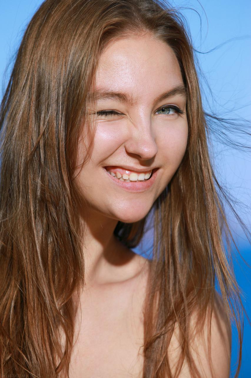 20P A linda gata Izabel A tira seu maiô sexy e posa nua ao ar livre