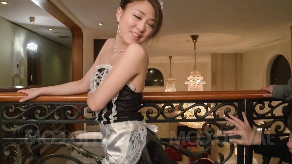 12P Das japanische Dienstmädchen Maki Horiguchi gibt ein paar Jungs Oralsex