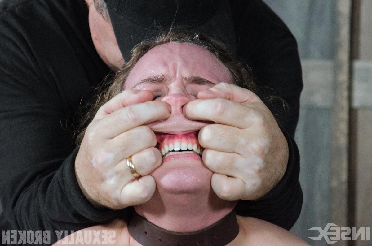 15P La fille blanche Sierra Cirque bave de sperme et crache après du sexe hardcore en bondage.