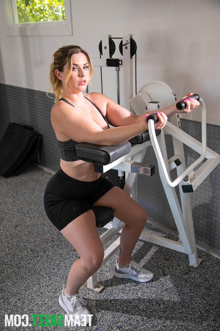 20P A sexpot curvilínea Riley Reign dá uma gozada na bunda grande depois de sexo hardcore