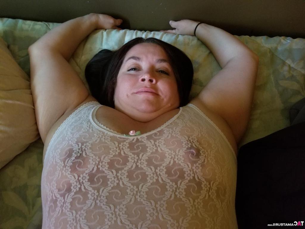 20P Die reife, fette Sexy Nebbw zeigt ihren großen Hintern in Unterwäsche auf einem Sofa