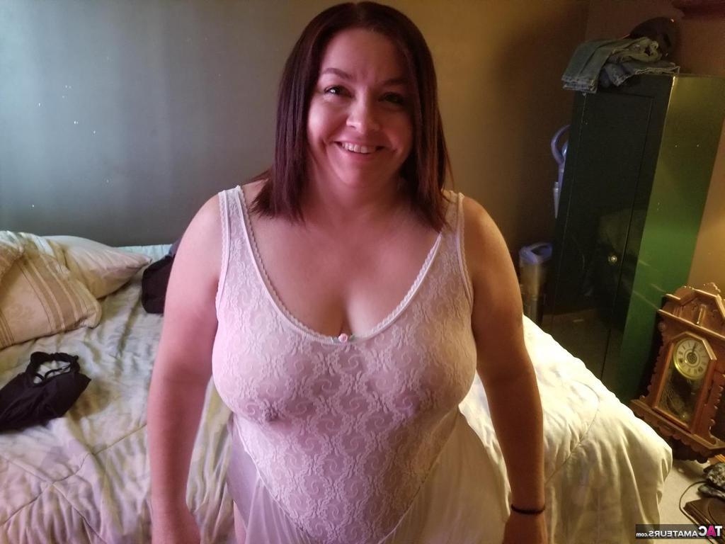 20P Die reife, fette Sexy Nebbw zeigt ihren großen Hintern in Unterwäsche auf einem Sofa