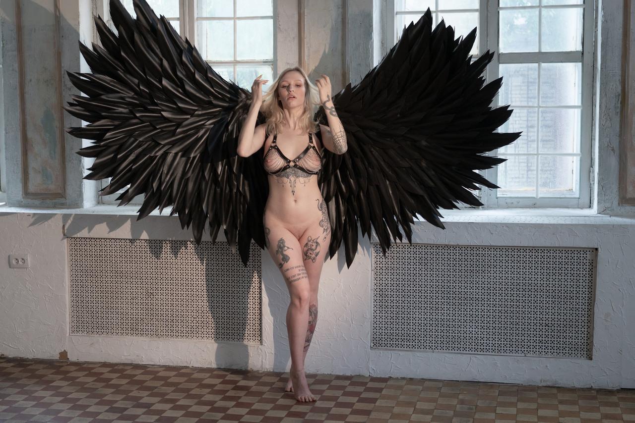 20P Nena glamorosa muestra su gran botín y sus hermosos tatuajes