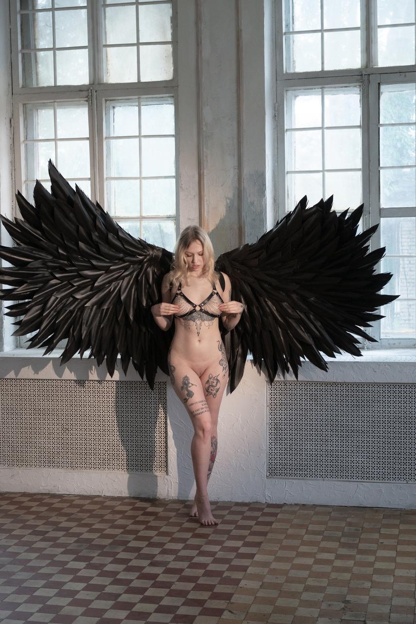 20P Nena glamorosa muestra su gran botín y sus hermosos tatuajes