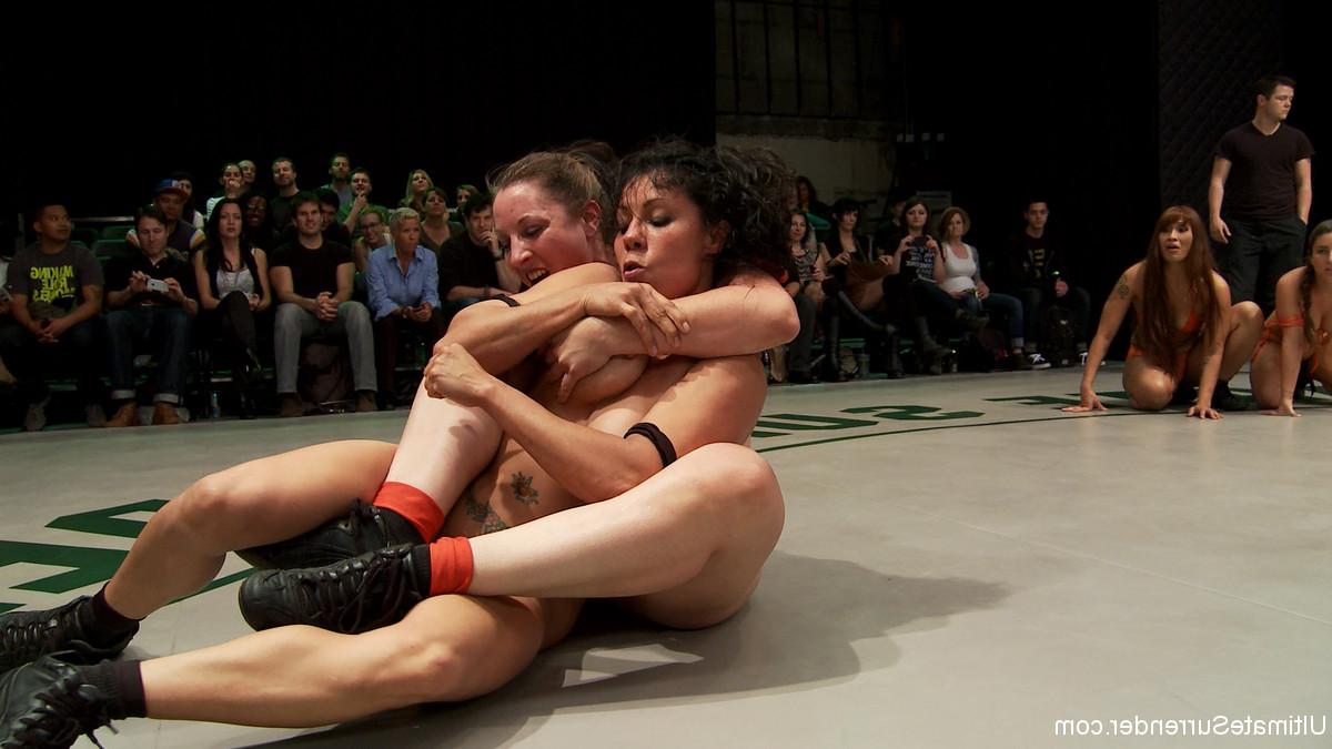 20P Kurvenreiche, sportliche Lesben ziehen sich während eines Wrestling-Kampfes aus und ficken