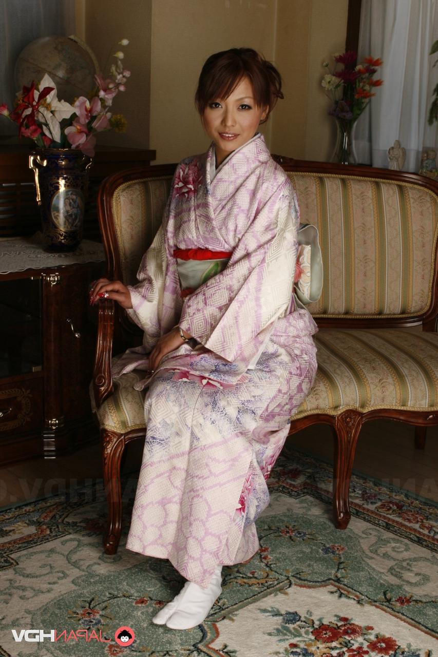 15P La guapa joven japonesa Kaede Moritaka se pone un traje tradicional para mostrar su arbusto