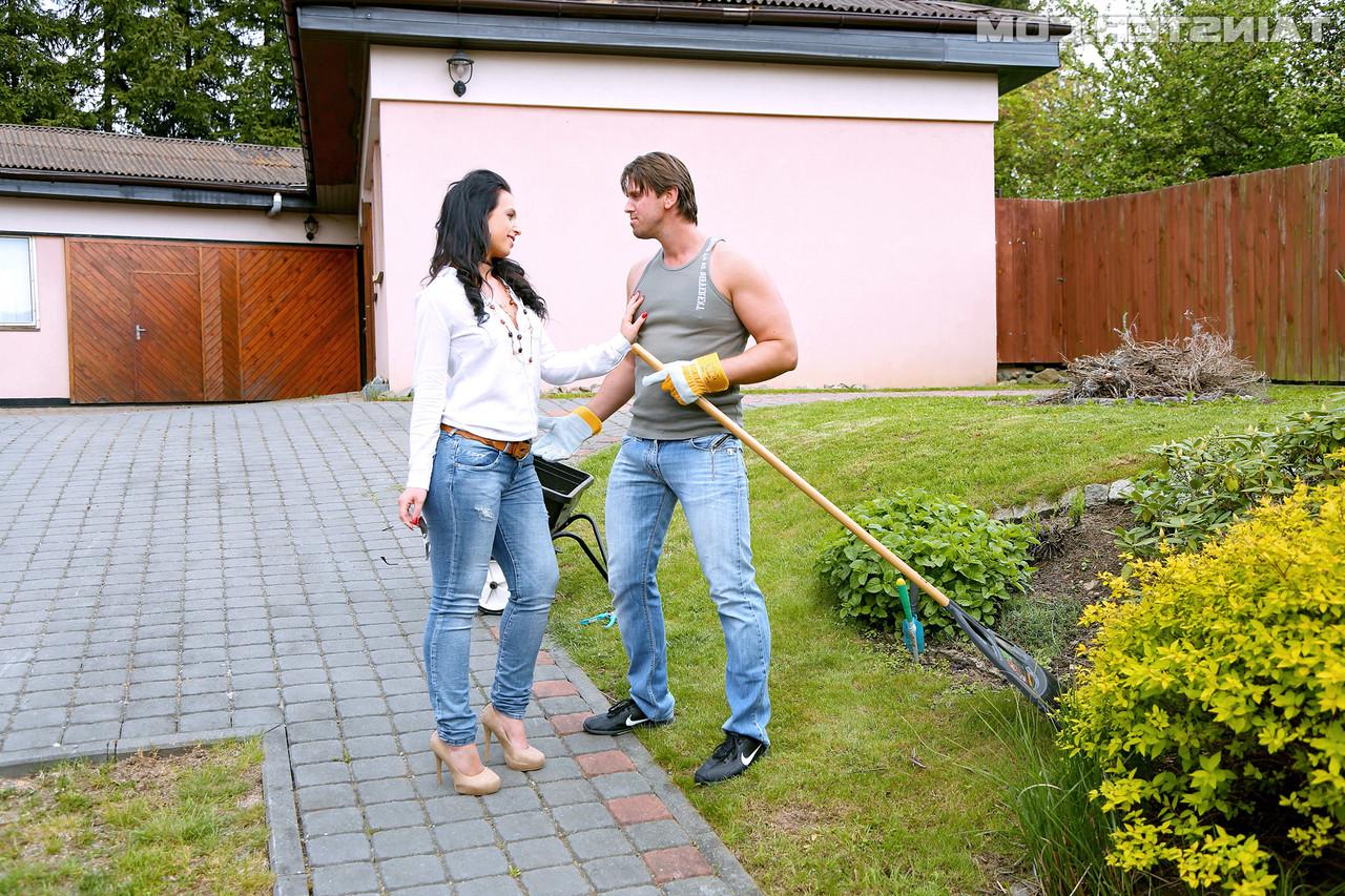 15P Muscle neighbor takes a piss on a curvy amateur MILF outdoors