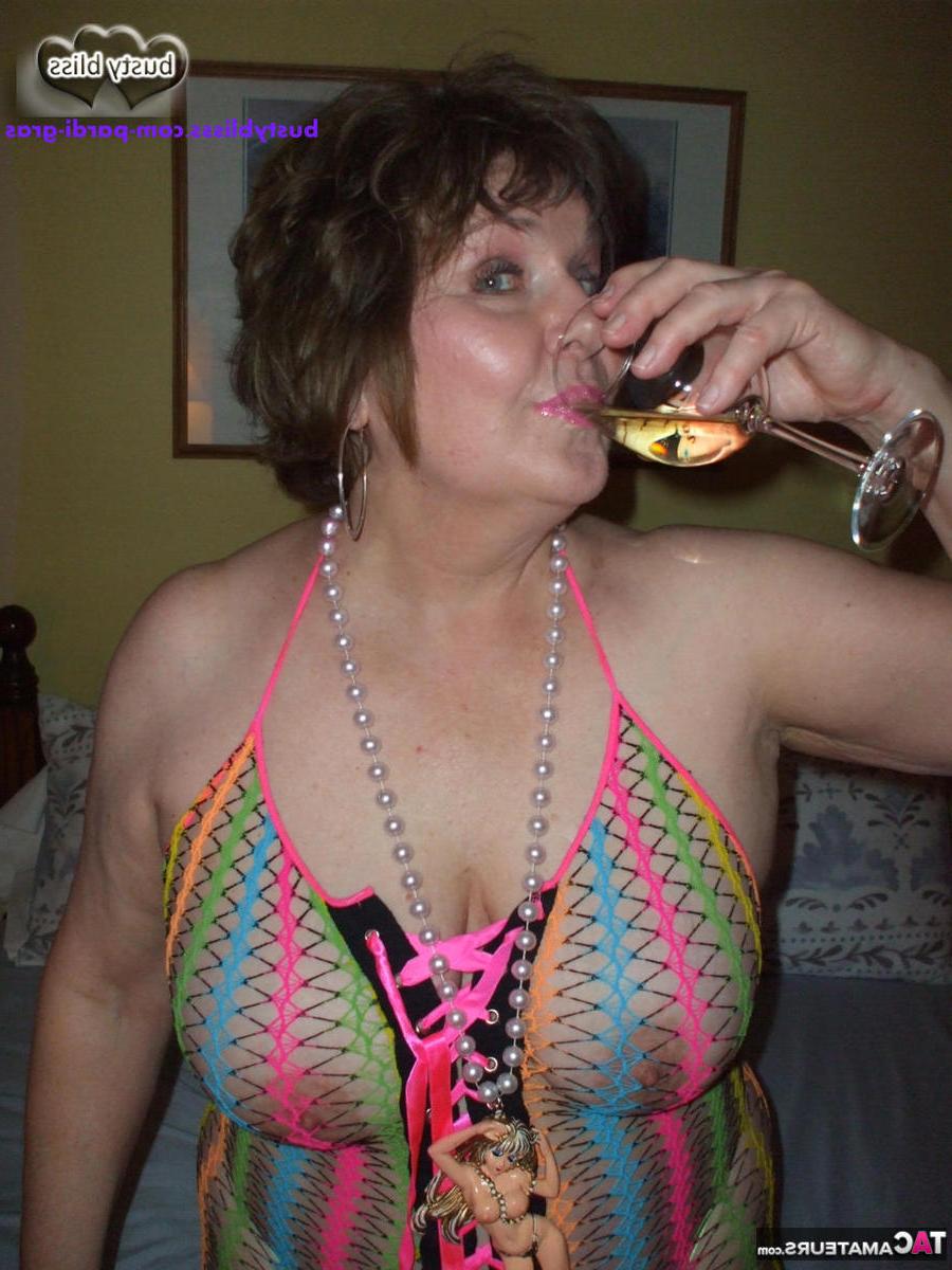 16P Mulher madura Busty Bliss bebe vinho branco enquanto brinca com um pau