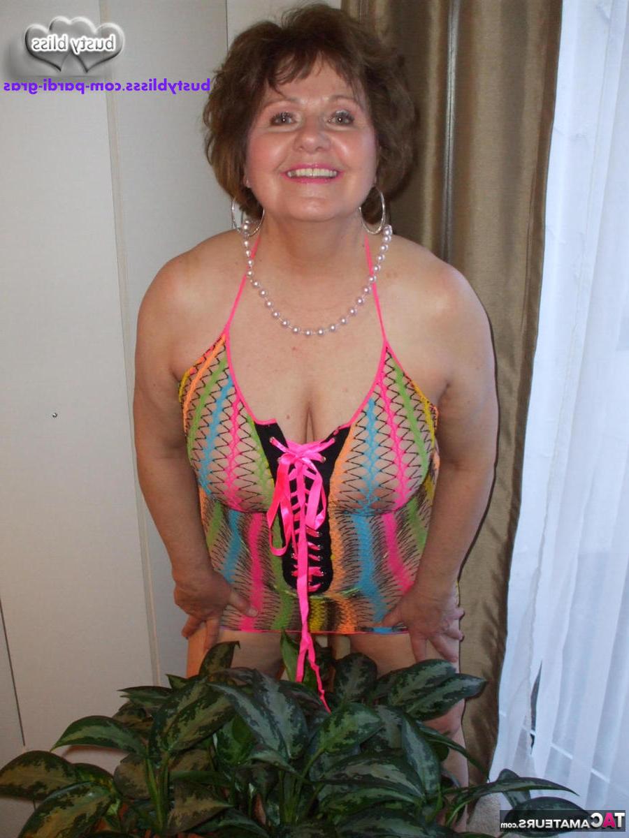 16P Mulher madura Busty Bliss bebe vinho branco enquanto brinca com um pau