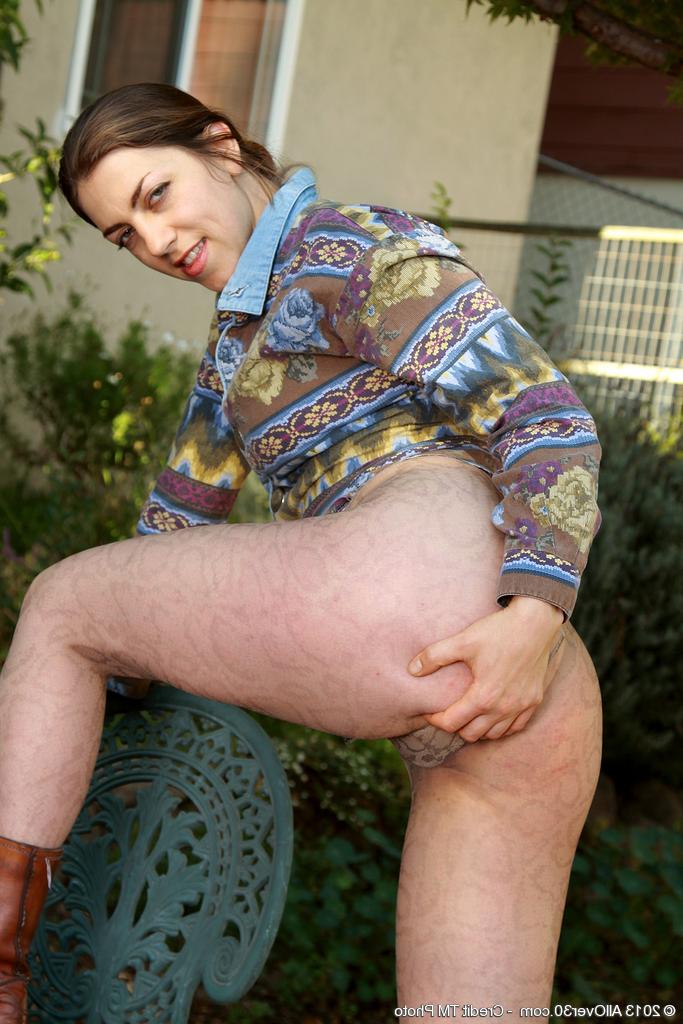 14P 30 plus female Silva Storey spreads her bush after disrobing on a patio