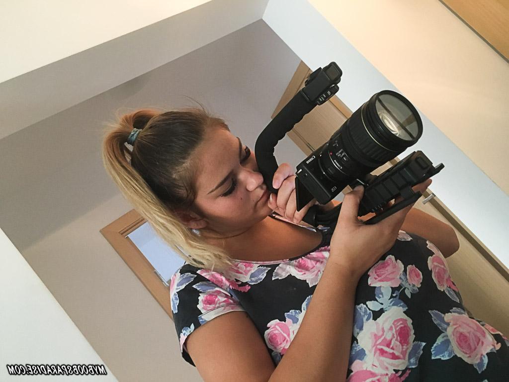 15P Erin descobre seus peitos enormes enquanto fica nua para uma fotógrafa lésbica