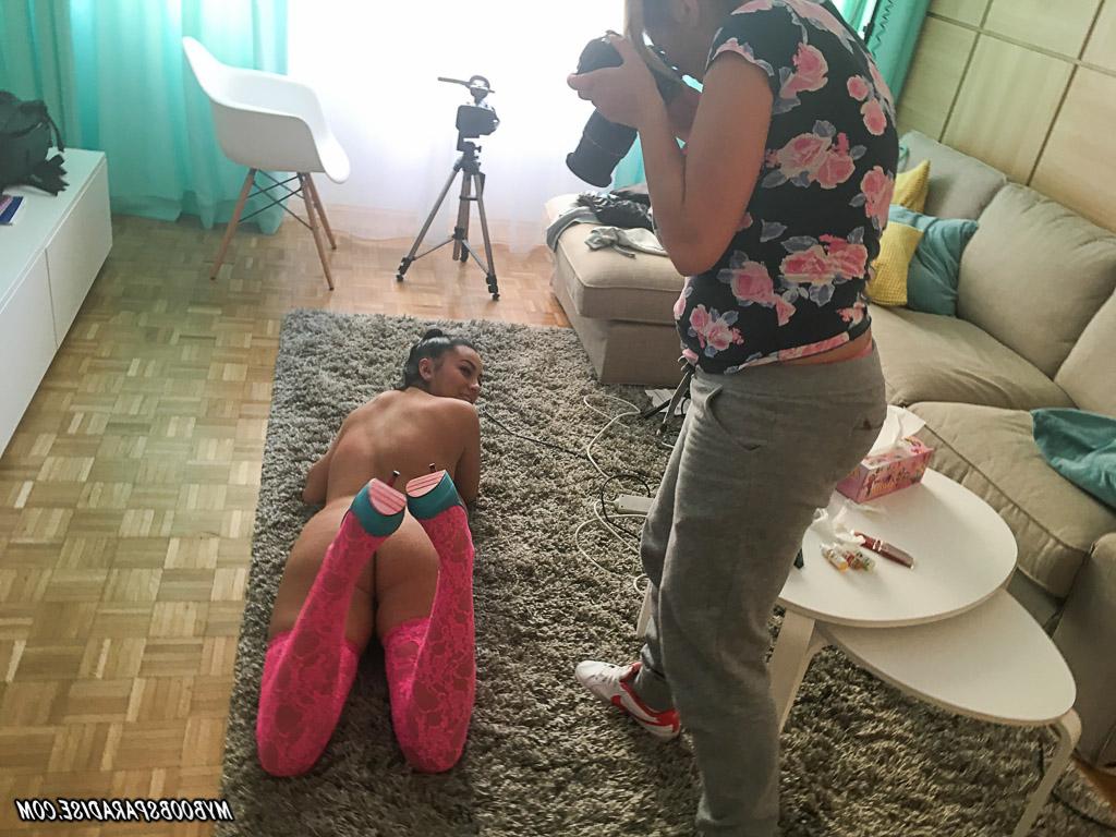 15P Erin descobre seus peitos enormes enquanto fica nua para uma fotógrafa lésbica